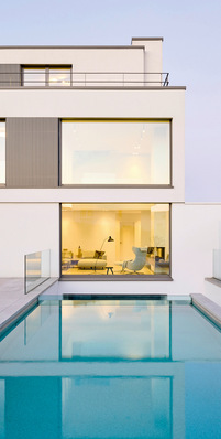 Das Fenstersystem heroal W 72 kombiniert hohe Leistung mit elegantem Design, passend für moderne Wohnarchitektur mit Nachhaltigkeitsanspruc﻿h.