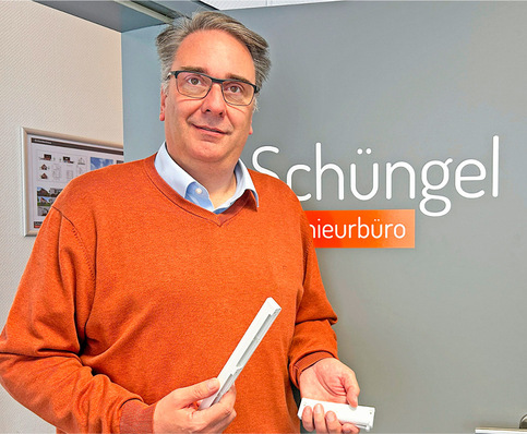 Firmeninhaber Patrick Schüngel mit Fensterlüftern der Firma  ­ Regel-air.