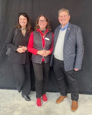 Auch die Geschäftsstelle des ITRS/IVRSA war bei Geschäftsführerin ­Miriam Albrecht (m.) zum 65-jährigen Jubiläum zu Gast.