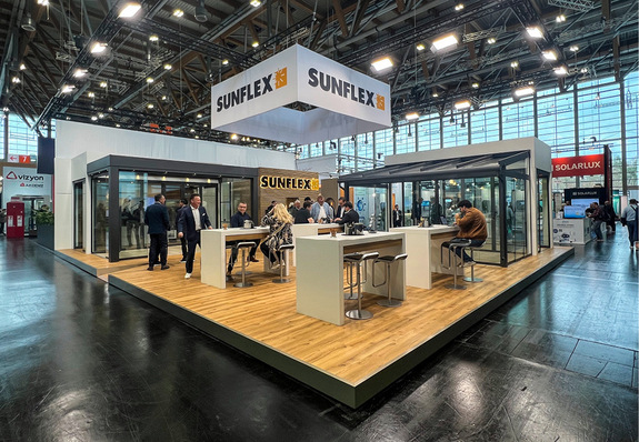 Offener Standbau und flexible Glaslösungen: Sunflex zeigte auf der Fensterbau Frontale 2026 ganzjährig nutzbare Konzepte für Außenflächen.