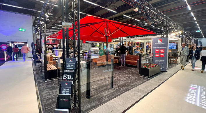 Eine Bank für die Outdoor Living Area ist die Schirmherrschaft, die ihren Standortvorteil als Heimspiel ausnutzt.