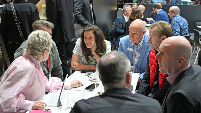 Ein wichtiger Messebestandteil für Miriam Berzen (Bildmitte) – das direkte Feedback von Kunden (hier mit am Tisch Firma Grünbeck)