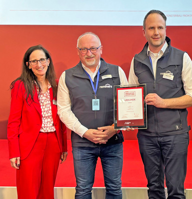 v.l.: Elke Harreiß, die auf dem Foto noch amtierende Abteilungsleiterin der Fensterbau Frontale, Remmers-Vertriebsleiter Industrie Martin Stöger, Benjamin Lindemann, Produktmanager in der Business Unit Industrie bei Remmers.