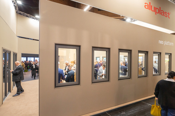 Blickfang auf dem aluplast-Messestand: Die beiden Plattformen neo (PVC) und one75 (Aluminium)