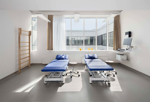 Die Atmosphäre in Patientenzimmern soll heilungsfördernd wirken. Für einen sicheren und geschützten Rahmen sorgen hier im Bild u.a. Contraflam Brandschutzgläser