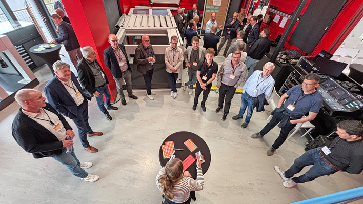 Gruppenarbeit rund um die Zukunft es Holzfensterbaus.