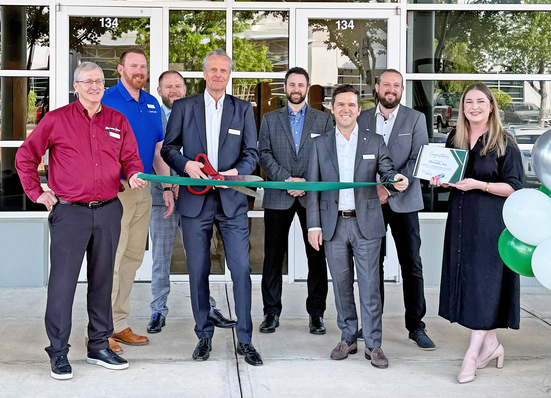 Feierliche Eröffnung des neuen Standorts: Roto CEO Marcus Sander (Mitte) mit Alan DeMello (links), President & CEO von Ultrafab, sowie weiteren Vertreterinnen und Vertretern des Roto- und Ultrafab-Managements und der örtlichen Handelskammer.