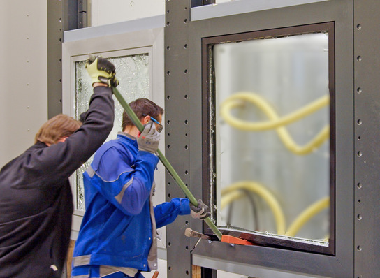 „Vandalismus“ findet im Gegensatz zum Einbruch nicht still und leise statt, sondern ungehemmt und vor laufender Kamera.