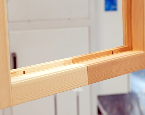 Hätten Sie's erkannt? Links Kiefer, rechts Lärche – oder? Von wegen: Beides ist Kiefer, rechts allerdings mit Aquawood Primo Positiv von Adler im Lärchen-Look beschichtet.