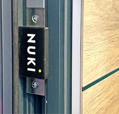 Das Modul wird direkt mit dem elektromechanischen Schloss verbunden und ermöglicht schlüssellosen Zutritt per Smartphone. Dank Matter-Konnektivität ist es mit allen gängigen Smart-Home-Systemen kompatibel.