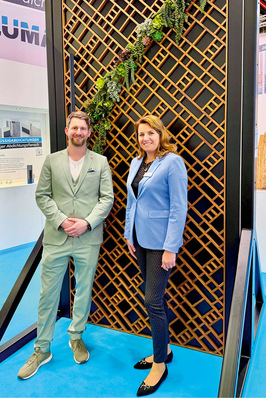 Partnerschaft, wie sie sein sollte: Florian Kowalski, Kowa Holzbearbeitung GmbH, und Claudia Rager-Frey, Alumat, am Messeexponat von Kowa am Alumat-Stand.