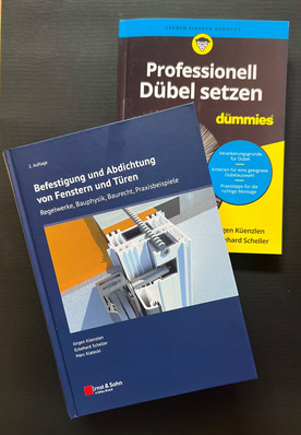 Zwei Fachbücher, die sich ideal ergänzen: „Professionell Dübel setzen für Dummies“ liefert praxisnahes Know-how für die sichere Befestigung auf der Baustelle, während „Befestigung und Abdichtung von Fenstern und Türen“ die planerische Tiefe mit Regelwerken, Bauphysik und Bemessung bietet. Ein Gewinn für Fenster-, Sonnenschutzbranche und Sachverständige.