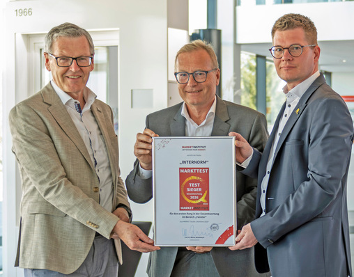 Preisverleihung MARKET Quality Award
Von links: Johann Brandstetter (Geschäftsführer Internorm
International) bei der Übergabe der Quality-Award-Urkunde
durch Werner Beutelmeyer (Institutsvorstand und
Geschäftsführer MARKET) mit Niklas Abl (Geschäftsführer
Internorm Österreich)