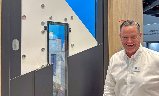 Deceuninck-Deutschland GF Carsten Otte präsentiert auf der Messe die Haustür mit magnetischer ­Deckschale