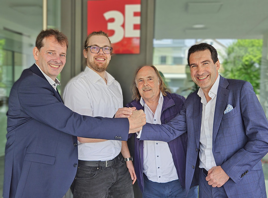 Handshake anlässlich der Vertragsunterzeichnung (v. l.): Bernd Hillbrands (Managing Director, Line of Business Windows & Doors, Forterro), Moritz Ebert und Gerhard Ebert (Geschäftsführung, 3E Datentechnik GmbH) sowie Marcus Pannier (President, Forterro) besiegeln die Akquisition.