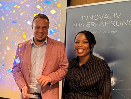 Ausgezeichnet: Erstmals in seiner Geschichte kürte das Flachglas-Experten Netzwerk ClimaPlusSecurit einen Partner für herausragendes Engagement. Steffi Bantu, Marketing Manager Partnernetzwerke, verkündete die Ehrung für die Josef Meeth Fensterfabrik, Laufeld, vertreten durch Einkaufsleiter Oliver Heil.