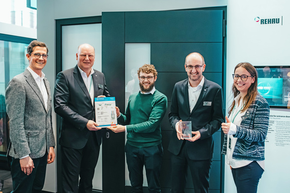 Johannes Seibert vom Passivhaus Institut Darmstadt (Mitte) überreichte das Zertifikat an Carsten Heuer (CEO REHAU Window Solutions) und sein Team.