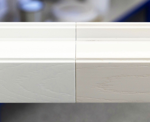 Zum Vergleich: Deckender Aufbau auf Eiche – links doppelt geflutet mit Aquawood Intermedio FLEX ein perfektes Ergebnis, rechts ohne die Sonderbehandlung eine deutliche Vergilbung.