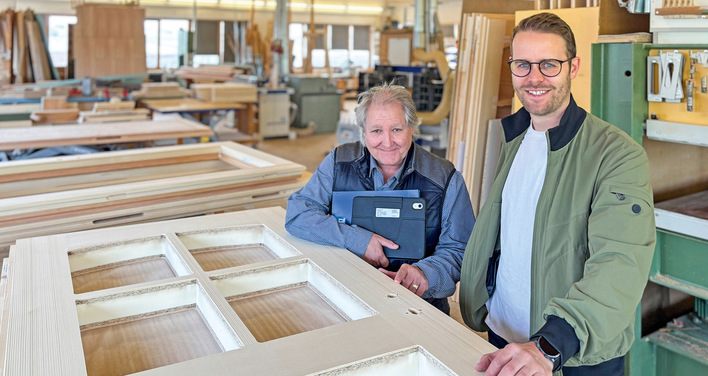 Geschäftsführer Florian Dandl (r.)und Johann Liebl, technischer Verkauf bei Leitz Werkzeuge beim Rundgang durch die Produktion.