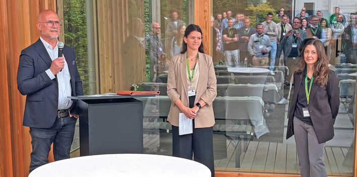 Dieter Heep bei seiner Ansprache mit Vertriebsleiterin Lisa Bach (m.) und Laura Marasci vom Marketing.