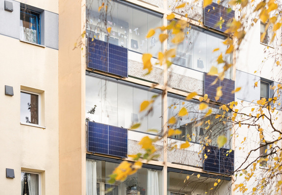Balcony glazing from Lumon was installed during the refurbishment of a residential building in Stadtroda.