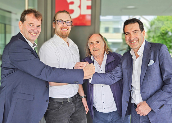 Handshake anlässlich der Vertragsunterzeichnung (v. l.): Bernd Hillbrands (­Managing Director, Line of Business Windows & Doors, Forterro), Moritz Ebert und Gerhard Ebert (Geschäftsführung, 3E Datentechnik GmbH) sowie Marcus ­Pannier (President, Forterro) besiegeln die Akquisition.