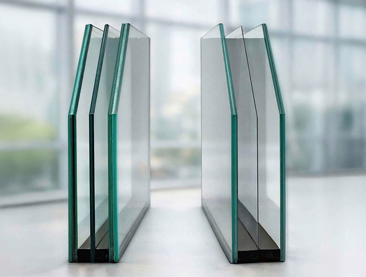 3-fach-Isolierglas-Aufbauten mit VSG im Vergleich: Links eine Lösung mit Standard­gläsern, rechts Silverstar Light mit der 0,5 mm Mittelscheibe aus Corning Enlighten Glass.