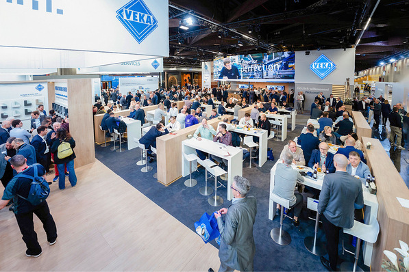 Einladende Gestaltung: Der Veka Messestand bot viel Raum für gute Gespräche über die Vorteile der Partnerschaft im System Veka