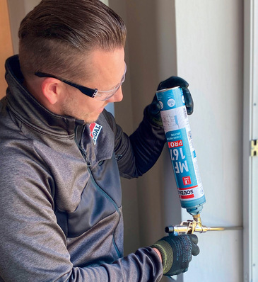 Soudal hat auf der Frontale 2026 den MF 167 Pro vorgestellt – die Weiterentwicklung seines luftdichten Volumendämmstoffs für Fensteranschlüsse, der zwei von drei Funktionsebenen gleichzeitig abdichtet.