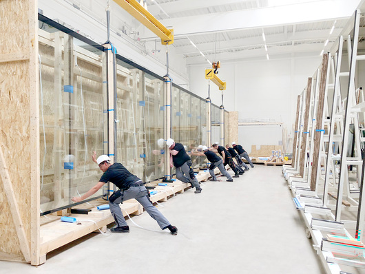 Logistik-Expertise in XXL: Das 20 m lange Isolierglas wird in einer eigens entwickelten Transportkiste, die optimalen Schutz für den Transport nach Großbritannien bietet, verpackt.