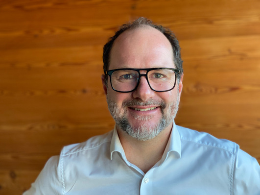 Oliver Rihl: Der Diplomingenieur für Holztechnik begleitet Projekte vom Kantel-Lager bis zur Endmontage – von Großanlagen bis zur Optimierung kleinerer Betriebe.