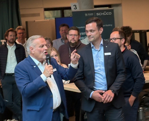Schüco Chef Andreas Engelhardt begrüßt die Besucher