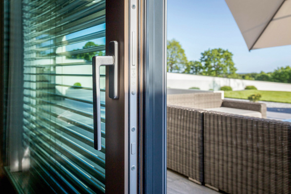 Die Verbundfenster mit I-tec Shading vereinen vier Schutzfunktionen in einem System: Sicht-, Wärme-, Schall- und Sonnenschutz.