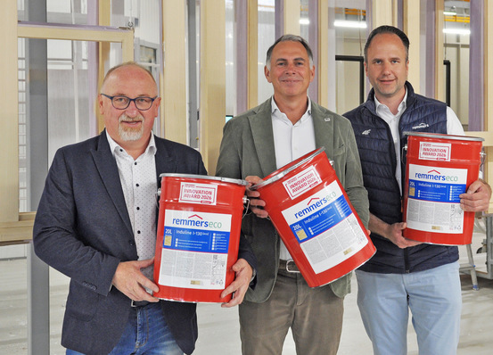 Hand in Hand haben die seit 2020 verbunden Partner Aldra und Remmers an der Umstellung auf eine biozidfreie Imprägnierung gearbeitet. Seit Juni 2026 gehört sie zum neuen, zeigemäßen Standard und Basis für langlebige Holzelemente von Aldra. Auf dem Foto v.l.: Martin Stöger (Remmers), Jan-Peter Albers und Benjamin Lindemann.