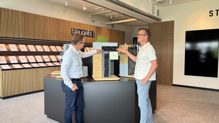 Robert Leinert (l.) erläutert CR Daniel Mund die Details im Meesenburg-Showroom in München
