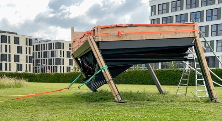 Die Lamellen fallen schneller als der Rahmen. Die Sache ist ihn unter 2 Sekunden erledigt.