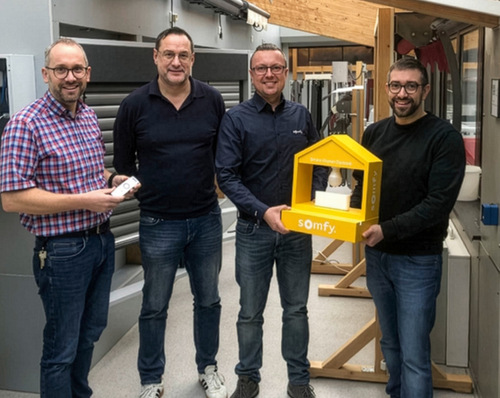 Die Übergabe der neuen Technikkomponenten erfolgte im Beisein der Schul­leitung und des Fachbereichs sowie von Somfy. V. l. n. r.: Stellvertretender Schulleiter Andreas Büttner, Thomas Diertl, Somfy-Schulungsleiter Damian Mast und Dominik Fürst (Fachbereich Metalltechnik).