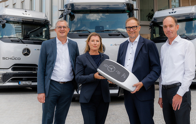 v. l. n. r.: Jörg Heidemann, Geschäftsführer OWL, BERESA; Stefanie Hirschmann, COO Metal Division, Schüco International KG; Norbert Bökamp, Leiter Verkauf Nutzfahrzeuge, BERESA; Kai Schürmann, Leiter Logistik Metallbau, Schüco International KG
