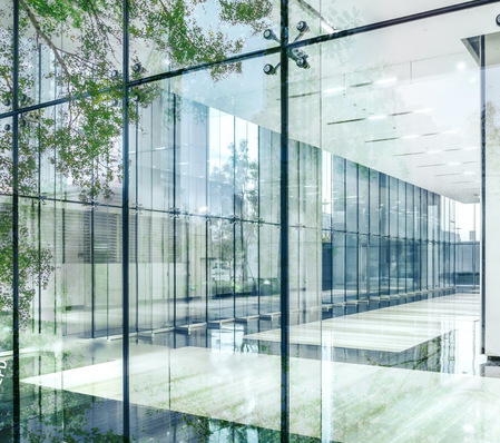 Durch „Low-Carbon Glass“ mit CO2-minimierter Folie wird das Treibhauspotenzial erheblich gesenkt.