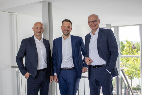 Sven Mang (Mitte) ist jetzt gemeinsam mit, Michael Zapp (l.) und Markus Sprick, in der Geschäftsführung der Türenhersteller Prüm und Garant, beide sind Teil der Schweizer Arbonia-Gruppe