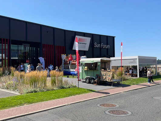 Rund 1.500 Besucher feierten gemeinsam mit Warema das fünfjährige Bestehen des Sun Forums in Wertheim. Mehr als 200 Teilnehmer nutzten die angebotenen Werksführungen und erhielten einen Einblick in Produktion und Logistik des Sonnenschutzherstellers.