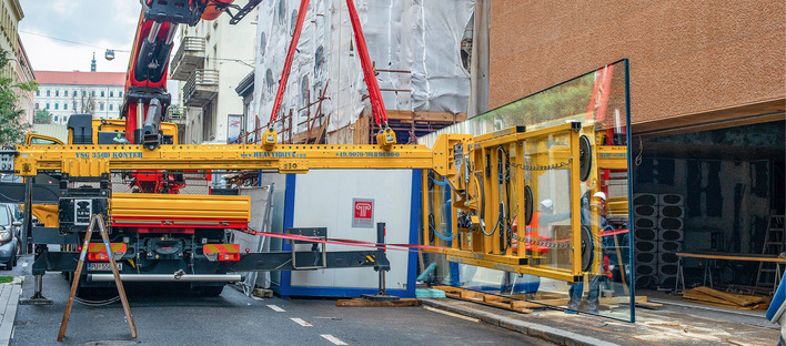 Montage einer XXL-Scheibe in Zagreb mit der Hebetechnik von Heavydrive.