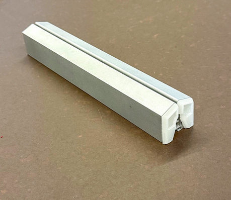 Die Konstruktion besteht aus zwei mechanisch miteinander verriegelbaren Profilen. Schraubverbindungen sind für das Öffnen und Schließen nicht erforderlich.