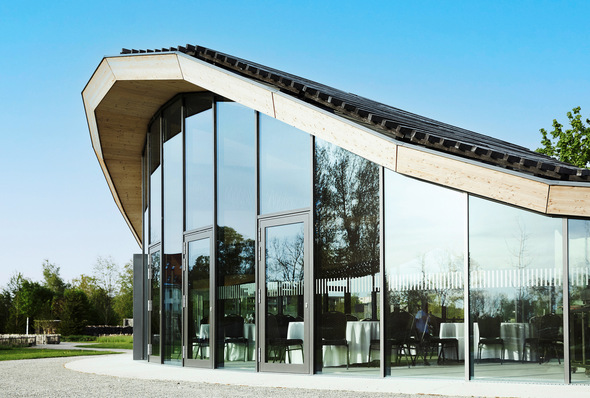 Der Argen Pavillon auf dem ehemaligen Landesgartenschau-­Gelände in Wangen (Allgäu) ist ein optischer Blickfang.