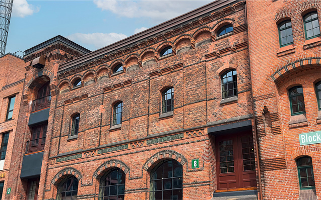 Die ehemalige Maschinenzentralstation der Hamburger Speicherstadt diente ursprünglich der eigenständigen Energieversorgung des Quartiers. Heute ist der „Block M“ Teil eines Sanierungs- und Wiederaufbauprojekts in einem hochsensiblen denkmalpflegerischen Umfeld.