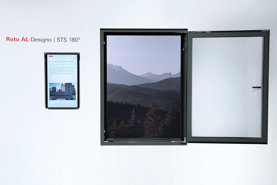 Die neue verdeckte Bandseite „Roto AL Designo | STS 180°“ ist auch für flächenbündige Profilsysteme geeignet. Mit ihr entstehen Fenster, deren maximal 80 kg schwere Dreh- und Drehkipp-Flügel bis 180° geöffnet werden können. Der Vorteil: Bei vollständiger Drehöffnung ragt der Flügel nicht in den Raum hinein.