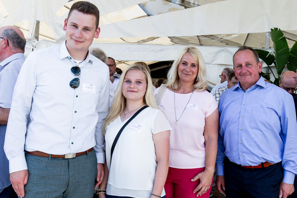 Jan Lukas und Ann Sophie Blecher feierten zusammen mit ihren Eltern Tanja und Christof Blecher sowie Hunderten Gästen in Bad Laasphe die lange Firmentradition.