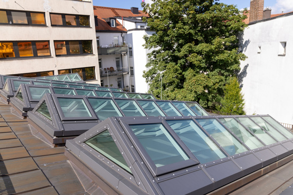 Acht Glasdächer PR60 von Lamilux in Satteldachform versorgen die Oberlichter der Synagoge Reichenbachstraße in München mit Tageslicht.