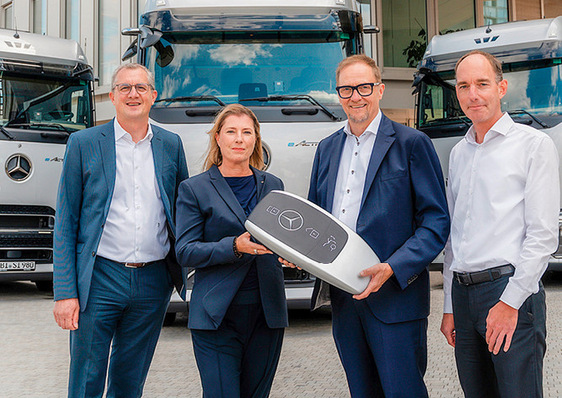 v. l. n. r.: Jörg Heidemann, Geschäftsführer OWL, BERESA; Stefanie Hirschmann, COO Metal Division, Schüco International KG; Norbert Bökamp, Leiter Verkauf Nutzfahrzeuge, BERESA; Kai Schürmann, Leiter Logistik Metallbau, Schüco International KG