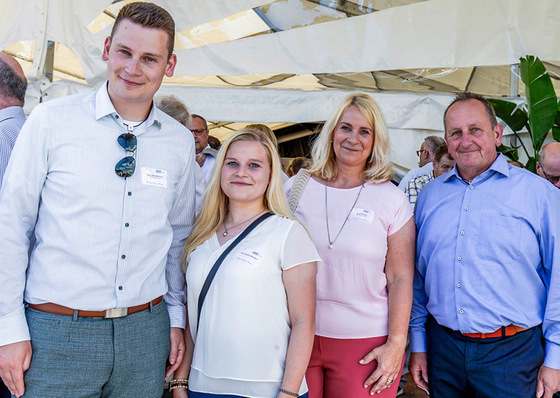 Jan Lukas und Ann Sophie Blecher feierten zusammen mit ihren ­Eltern Tanja und Christof Blecher sowie hunderten Gästen in Bad Laasphe die lange Firmentradition.